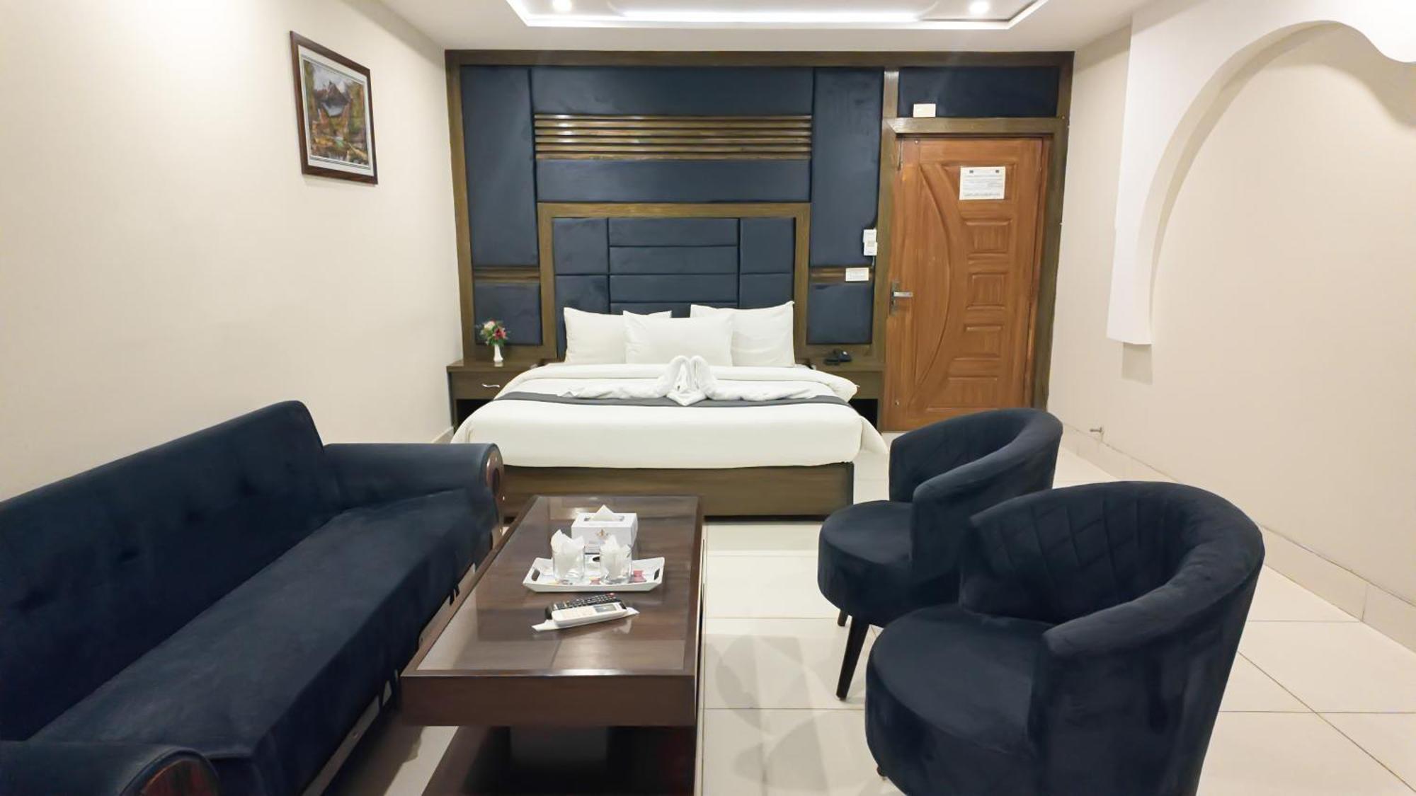 Hotel Crown Inn Multan Buitenkant foto
