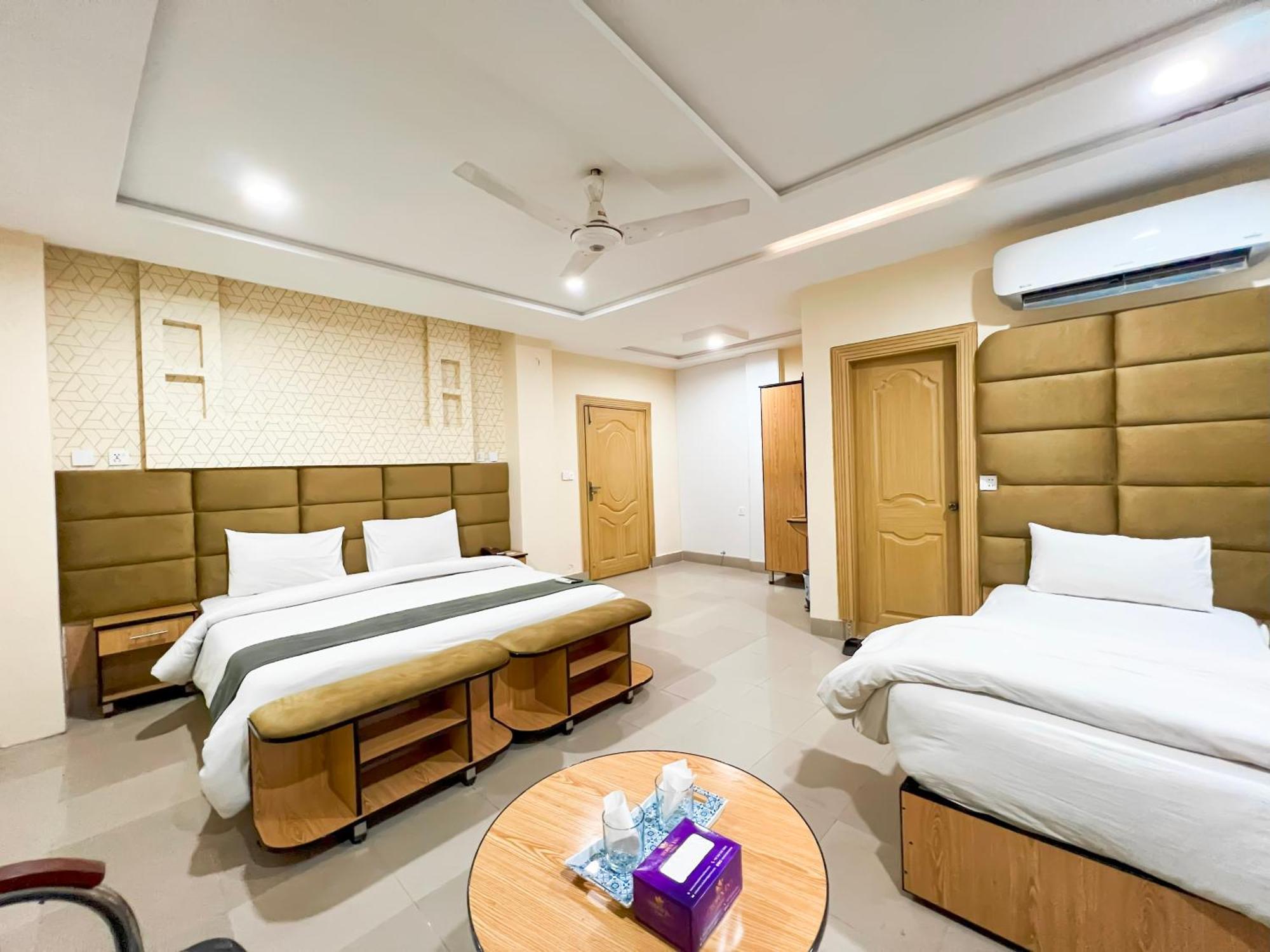 Hotel Crown Inn Multan Buitenkant foto
